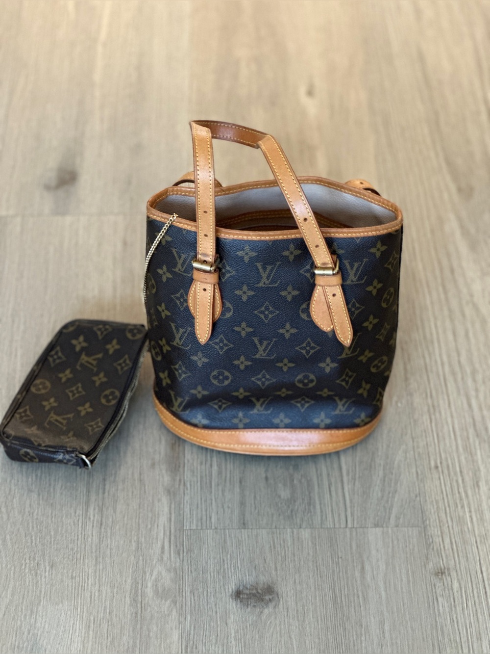 Louis Vuitton Pre-Owned
2003 Monogram Petit bucket bag